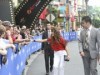 観客の声援に応えるポーラ・アブドゥルさん － ユニバーサル・スタジオ…シンガポール・グランド・オープニング当日９