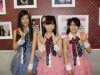 カフェのオープニングに駆けつけたAKB48メンバーの阿部さん(左)、島崎さん（中央）、竹内さん(右) － AKB48オフィシャル・カフェ・シンガポール