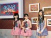 カフェのオープニングに駆けつけたAKB48メンバーの島崎さん（左）、竹内さん(中央)、阿部さん(右) － AKB48オフィシャル・カフェ・シンガポール