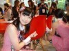 AKB48カフェを記念して店内のイスにサインするAKB48の島崎遥香さん － AKB48オフィシャル・カフェ・シンガポール