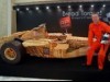 パンで実物大のF1カー－ロイヤルプラザホテルがチャリティー企画