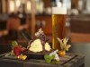 マリーナベイ沿いの高層地ビール店、フードメニューを一新