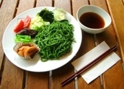 国立産「ほうれん草と小松菜」の粉末販売－用途広げ特産品目指す
