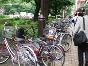 一橋大の放置自転車を撤去・リサイクル、卒業まで無料レンタルへ
