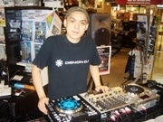 ヒップホップのスクラッチDJがライブイベント－立川の楽器店で
