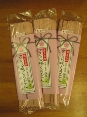 桜葉を練り込んだ「さくら咲くうどん」－一橋大生運営の地域食材店で販売