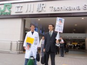 奈良の白衣姿の「脱貧大学院生」、立川で自著をゲリラPR