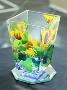 売り場のガラス器に「グラスペイント」実演－季節の花々の図柄