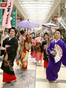 ちんどんマン100人集結－前橋で「全国アマチュアちんどん競演会」
