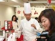 炎の料理人・周富徳さん、軽妙なトークで実演－高崎タカシマヤで