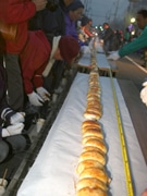 上州名物焼きまんじゅう、全長53メートルで記録更新－伊勢崎初市