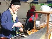 「焼きまんじゅうサミット」で買えなかった来場者、店舗に殺到