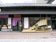 高崎の呉服店店頭に「春景色」－前橋の植木職人が制作