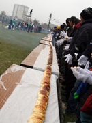 80メートルの焼きまんじゅう「ギネスに挑戦」リハーサル－伊勢崎で