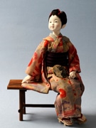 日本絹の里で「創作人形展」－「焼きまんじゅう屋」人形も