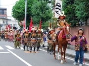 武士・女子なぎなた隊、総勢160人が市街地に－高崎で「鎌倉街道武者行列」