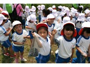 幼稚園児が「ブルーベリー摘み」体験－前橋・赤城ドイツ村で
