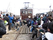 汽笛を合図に「動く」電気機関車と「綱引き」－前橋・大胡駅