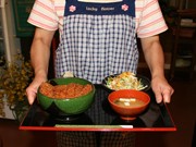 松本明子さんが運ぶ「ソースカツ丼」－高崎「まつもときよしの店」が5周年