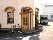 前橋の「自転車店風スナック」、なぜかOLらに人気－窓枠には工具