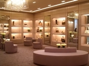 イニミニマニモにシューズ・バッグ「ジミー・チュウ」の旗艦店