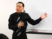 独特な芸風のお笑いタレント、鳥肌実さんが来福－今秋公演控え