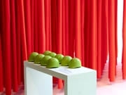 イムズでフランス人作家の個展－ヘルメットをかぶり作品鑑賞