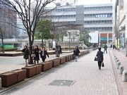 警固公園外周部にプランター設置－違法駐輪・駐車を防ぐ