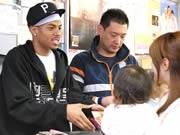 「海雪」で話題の演歌歌手・ジェロさん、天神のCD店で握手会