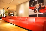 ギネス「世界一長いソファ」の1／8のソファ、「BoConcept」で展示