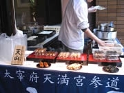 大名で「上久のれん市」－再仕込みしょうゆを使ったしょうゆだんご実演販売も
