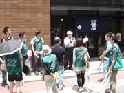 清掃しながら福岡の歴史を知るツアー、若者30人が歴史ガイドと巡る