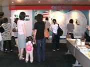 天神で絵本作家・谷口智則さん作品展－会場壁面に巨大イラストも