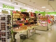 天神イムズに300円ショップ「3COINS」－定番からシーズン商品まで3千点