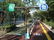 自転車から歩行者を守る柵を歩道に設置－福岡市中央区