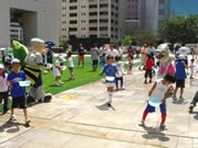 アビスパ選手と子ども50人が打ち水－市役所前芝生スペースで