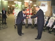 天神でベビーカー貸し出しサービス－都心界が60周年で寄贈