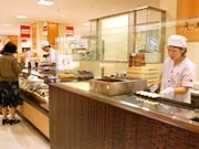 岩田屋に太宰府天満宮参道の和菓子店「天山」－実演販売も