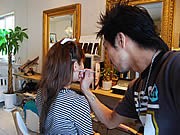 薬院の「自称・モテ髪師」のいる美容室、台湾発の耳ツボ・ジュエリー導入