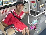 100円バス車内に障害者アーティスト作品－「ときめきフェスタ」の一環で