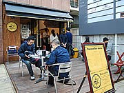 170円コーヒーに100円クレープも－低価格カフェが大名に
