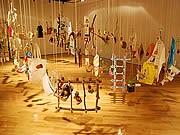 天神で障害者アーティスト合同展－日常テーマの巨大オブジェも