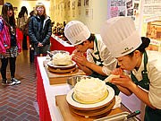 未来のパティシエの「自信作」一堂に－天神で製菓学校生の卒展