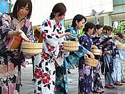 天神に「打ち水ガール」－5商業施設のスタッフが浴衣で参加