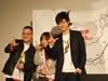 「L」全国縦断弾丸ツアーで「福岡Lファン代表」と記念撮影する松山さんと中田監督
