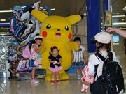 モノレール羽田空港駅でピカチュウ撮影会－「夏の風物詩」に