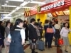 羽田空港モノレール駅改札横にマクドナルド－国内5番目の空港内店舗