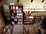つくばのギャラリーカフェで「本と本棚」展－昔懐かしい木製本棚に古書