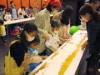 土浦の親子100人がロールケーキ作り－長さ50メートル5センチに挑戦