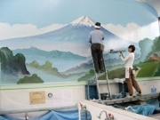 上野の銭湯「寿湯」、銭湯絵塗り替えを公開－絵師・中島盛夫さん描く
